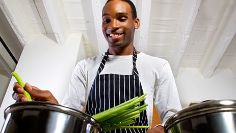 hombre cocinando de forma saludable