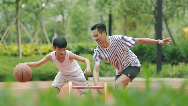 padre e hijo jugando al baloncesto al aire libre