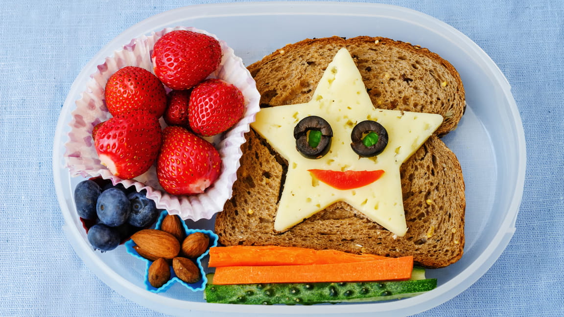 cara feliz en el almuerzo escolar