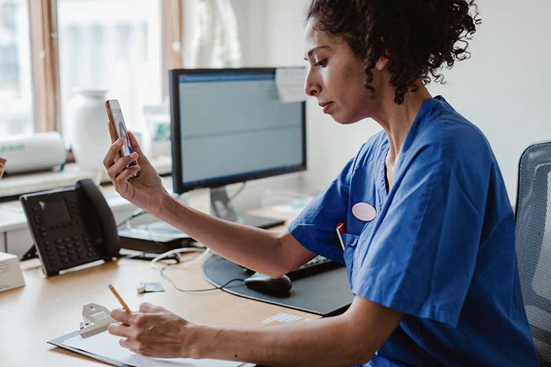 un médico haciendo preguntas sobre telemedicina en el consultorio