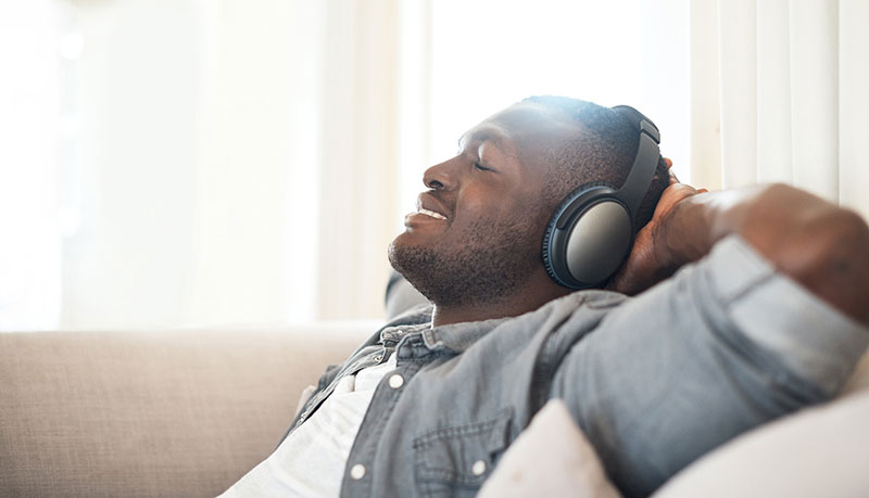 hombre sonriente sin estrés y con auriculares