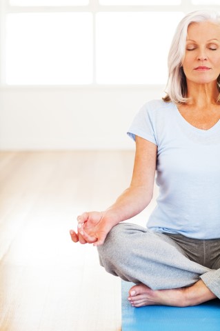 mujer haciendo yoga