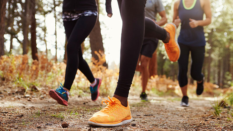 grupo de adultos corriendo al aire libre