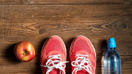 zapatillas, manzana y botella de agua