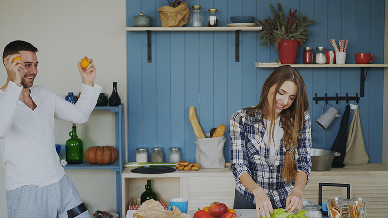 Pareja preparando una comida en la cocina