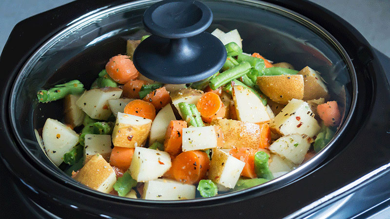 cocinar verduras en una olla de cocción lenta