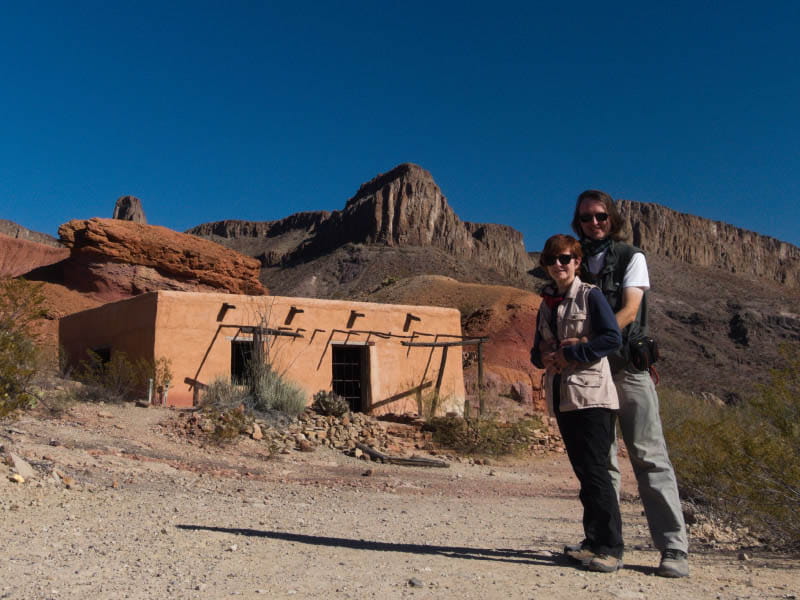 Karl Rorabacher con su esposa, Deb, en el Parque Estatal Big Bend Ranch en Texas, cinco meses después de su ataque cardíaco en junio de 2020. (Fotografía cortesía de Karl Rorabacher)