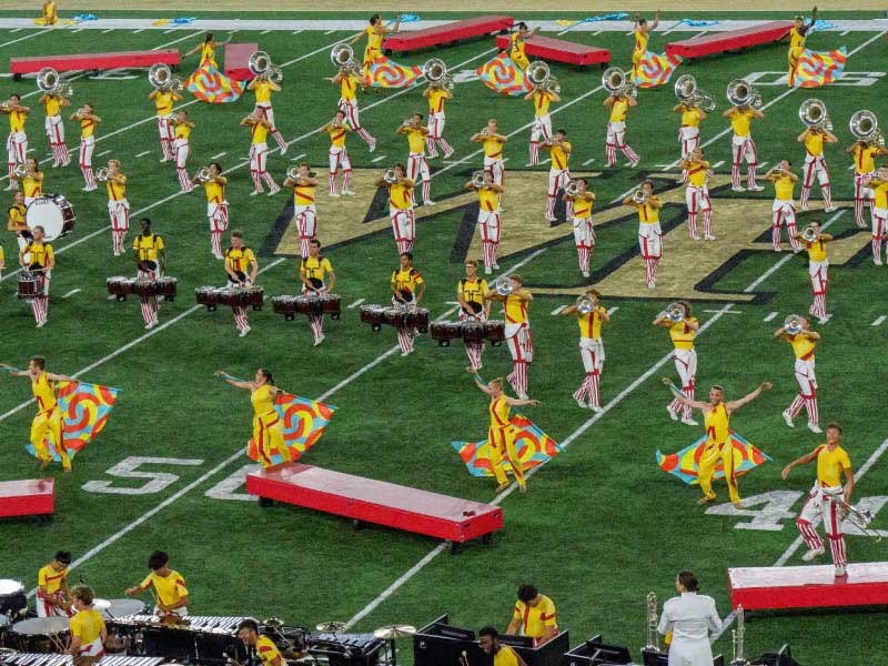 Los Bluecoats, un conjunto de marcha de Canton, Ohio, se presentan en Winston-Salem, Carolina del Norte, en julio de 2024. (Foto por Rogelio Aranda)