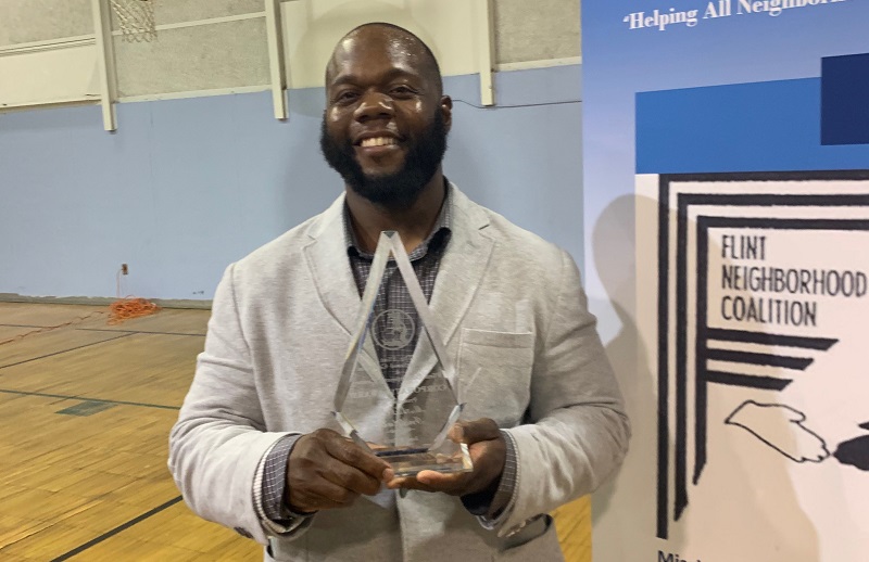 Leon Abdullah El-Alamin receives an award for his efforts in Flint.