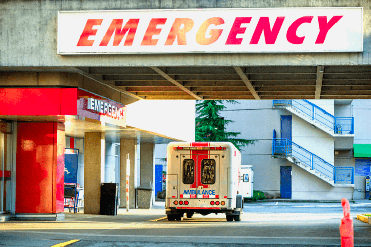 ambulancia y entrada de emergencias de un hospital