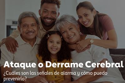 Una familia de varias generaciones juntos en un sofá con el titular "Ataque o Derrame Cerebral - ¿Cuáles son las señales de alarma y cómo puedo prevenirlo?" superpuesto. Una familia de varias generaciones juntos en un sofá con el titular "Ataque o Derrame Cerebral - ¿Cuáles son las señales de alarma y cómo puedo prevenirlo?" superpuesto.