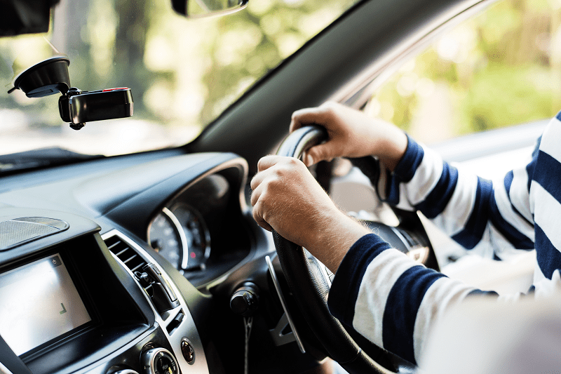 hombre conduciendo un automóvil