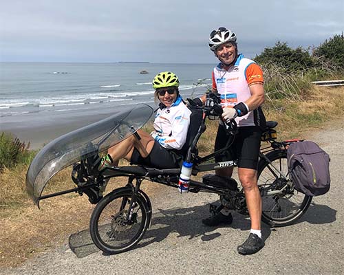 Debra y Steve andando en una bicicleta doble