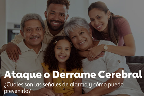 Una familia de varias generaciones juntos en un sofá con el titular "Ataque o Derrame Cerebral - ¿Cuáles son las señales de alarma y cómo puedo prevenirlo?" superpuesto. Una familia de varias generaciones juntos en un sofá con el titular "Ataque o Derrame Cerebral - ¿Cuáles son las señales de alarma y cómo puedo prevenirlo?" superpuesto.