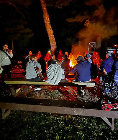 grupo de personas alrededor de una hoguera por la noche